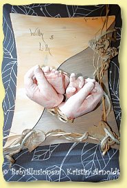kombinierte Abformung von Babyhand, Babyfuß und Kinderhänden, bemalt und ergänzt